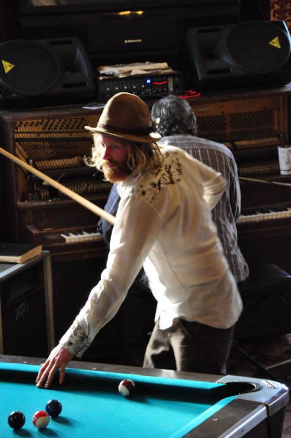 jogando bilhar em bar-saloon em Dawson City, no Yukon Territory, noroeste do Canadá